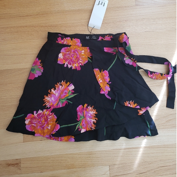 Zara Dresses & Skirts - NWT Zara Black Floral Print Wrap Mini Skirt